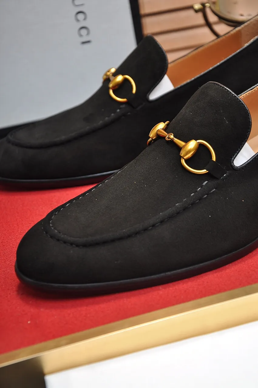 Men's men's shoes 💰500💶 [LV] (original single cowhide lining) 🍀LV's latest genuine leather business suit shoes are launched simultaneously on the official website. The first-layer cowhide imported from Italy is made of heavy gold, 💥official website 1:1 rubber outsole. Versatile to wear, high-end without losing class, and the color combination is extraordinary. This four-season style is alluring when worn on your feet, showing off your big-name flair. Standard code 38-45 (45 customized)